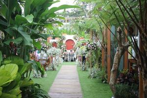 traditionell bröllop händelse i de trädgård eller utomhus- med blomma dekorationer foto