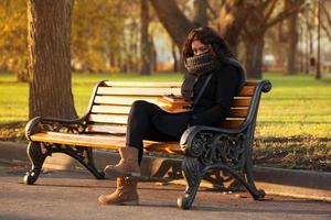 ung ledsen kvinna som sitter ensam foto