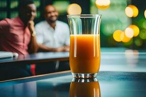 en glas av orange juice på en tabell i främre av två människor. ai-genererad foto