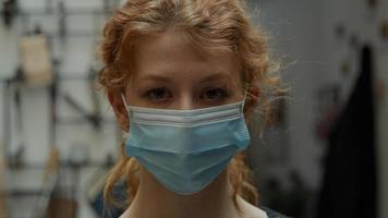 närbild av vit ung kvinna med ansiktsmask foto
