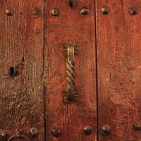 lackerad trädörr med antikt dörrhandtag