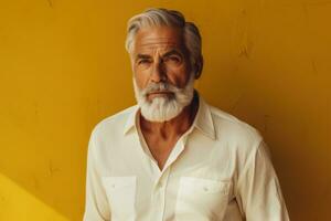 porträtt av ett gammal man med grå hår och skägg i en vit skjorta på en gul bakgrund generativ ai foto