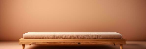 en rena minimalistisk trä- säng ram isolerat på en brun lutning bakgrund foto