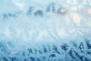 frost mönster på vinter- fönster isolerat på en kall lutning bakgrund foto