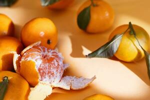 färsk mogen mandariner på orange bakgrund med skugga foto