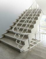 trappa - nödutgång på hotell, närbildstrappa, invändiga trappor, invändiga trappor hotell, trappa i modernt hus, trappa i modern byggnad foto
