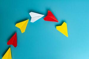 topp se av gul papper plan origami ledande Övrig papper flygplan. med kopia Plats. foto