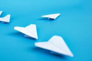låg se av vit papper plan origami ledande vit papper flygplan. med kopia Plats för text. foto
