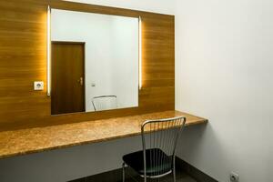 interiör av anpassat klä på sig rum med spegel och ljus belysning för smink foto