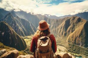 kvinna vandrare njut av de se på kusco peru söder Amerika, bak- se backpacker kvinna känsla frihet i en spektakulär bergen landskap nära machu picchu i peru, ai genererad foto
