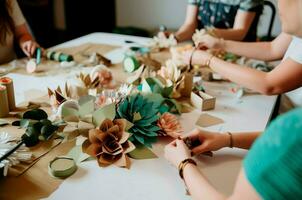 crafting vänner familj på tabell origami Arbetar. generera ai foto