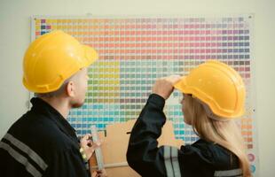 lager arbetare i enhetlig och hårda hattar arbetssätt i en papper fabrik foto