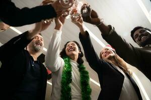 grupp av vänner toasting med champagne på ny år fest i kontor foto