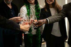 grupp av vänner toasting med champagne på ny år fest i kontor foto