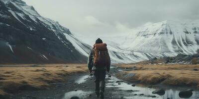 generativ ai, backpacker i vinter- landskap, resande man turist med ryggsäck vandring i bergen foto