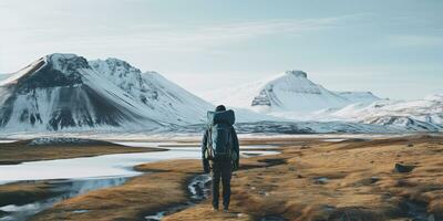 generativ ai, backpacker i vinter- landskap, resande man turist med ryggsäck vandring i bergen foto