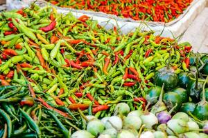 en mängd av paprikor och Övrig grönsaker är visas på en marknadsföra foto