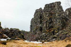 massiv berg räckvidd i nordic miljö, isländsk klippig toppar i magnifik ära av thingvellir nationell parkera. klippor bildas förbi högland sten formationer stänga till isländsk område. foto