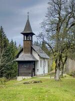 kapell på de fohramoos europeisk skydd område nära dornbirn i österrike foto