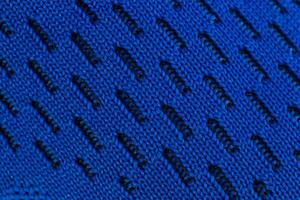 fragment av en blå trasa sneaker. de textur av de material av sporter skor foto