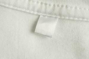 tom vit tvätt vård kläder märka på vit skjorta tyg textur bakgrund foto