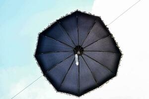 ett paraply är hängande i de luft foto
