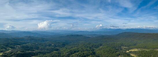 panorama- skott av berg dal, Chiang Mai, under sommar säsong thailand foto