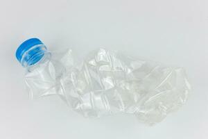 plast flaska isolerat på vit bakgrund. plast avfall och miljö- förorening begrepp. foto