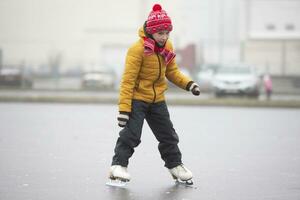 en liten pojke i ljus kläder är skridskoåkning på de gata.a barn på ett is rink. foto