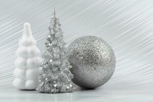 jul eller ny år bakgrund med silver- snöig träd och silver- övergångsperiod dekoration. ljus festlig bakgrund. foto