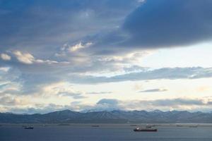marint landskap med utsikt över avachabukten med fartygen. foto