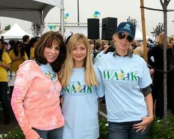 los angeles okt 16 kate linder marcy rylan eileen davidson på de livsmiljö för mänskligheten san fernandosanta clarita dalar amerikan dröm promenad på pacoima torg på oktober 16 2010 i pacoima ca foto