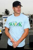 los angeles okt 16 trevor donovan på de livsmiljö för mänskligheten san fernandosanta clarita dalar amerikan dröm promenad på pacoima torg på oktober 16 2010 i pacoima ca foto