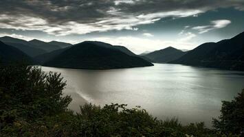 kväll dramatisk berg landskap, sjö och berg räckvidd, panorama, georgien. foto