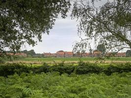 Skipwith Village sett från Skipwith Common, North Yorkshire, England foto