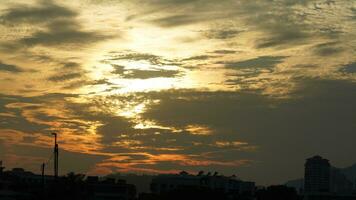 de skön solnedgång se med de färgrik moln som bakgrund foto