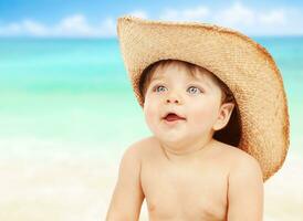 liten naken cowboy på de strand foto