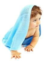 ljuv liten bebis pojke täckt blå handduk foto