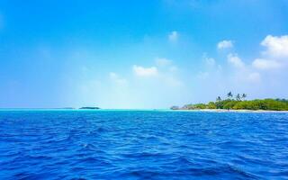 naturliga tropiska turkosa sandbanksöar madivaru finolhu rasdhoo atollen maldiverna. foto