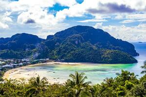 koh phi phi don thailand ö strand lagun kalksten rocks. foto