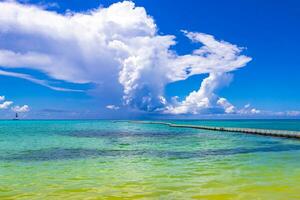 tropisk karibiska strand klar turkos vatten playa del carmen Mexiko. foto