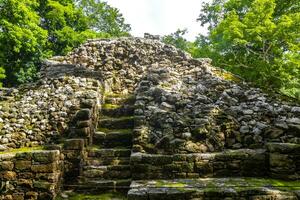 coba maya ruiner gammal byggnader pyramider i tropisk djungel Mexiko. foto