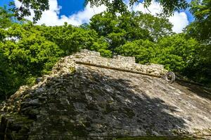 coba maya ruiner gammal byggnader pyramider i tropisk djungel Mexiko. foto