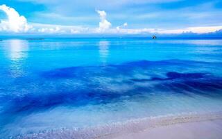 tropisk karibiska strand klar turkos vatten playa del carmen Mexiko. foto