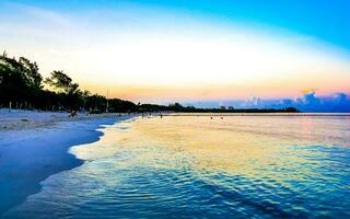 grymt bra solnedgång på tropisk karibiska strand playa del carmen Mexiko. foto