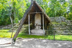 coba maya ruiner gammal byggnader pyramider i tropisk djungel Mexiko. foto