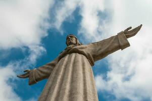 staty av christ de kung i lissabon foto