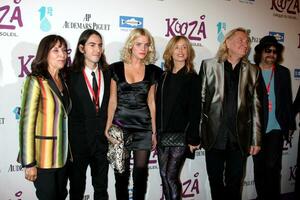 olivia harrison son med joe walsh don var kooza en cirque du soliel produktion öppning natt santa monica santa monica pir parkering massa santa monica ca oktober 16 2009 foto