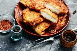 kyckling schnitzel på tallrik foto