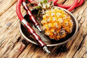 orientalisk shisha med ananas foto